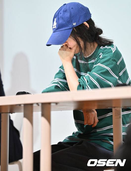 [OSEN=조은정 기자]하이브 산하 레이블 어도어의 대표 민희진이 25일 오후 서울 서초구 한국컨퍼런스센터에서 경영원 탈취 시도 의혹 관련 긴급기자회견을 열었다.앞서 하이브는 민희진 대표가 뉴진스를 데리고 본사로부터 독립하려 한다는 제보를 받아 관련 증거 수집에 나섰다.&nbsp;하이브는 A 씨 등 어도어 경영진이 대외비인 계약서를 유출하고, 하이브가 보유하고 있는 어도어 주식을 팔도록 유도했다는 정황을 포착해 감사권을 발동했으며&nbsp;A 씨가 하이브 내부 정보를 어도어에 넘긴 것으로도 파악했다. 이와 관련,&nbsp;민희진 대표는 공식입장을 통해 '아일릿의 뉴진스 카피 사태'에 문제를 제기하자 하이브로부터 해임 통보를 받은 것이라고 반박했다.민희진 대표가 입장 발표 전 생각에 잠겨있다. 2024.04.25 /cej@osen.co.kr