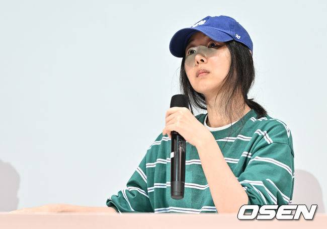 [OSEN=조은정 기자]하이브 산하 레이블 어도어의 대표 민희진이 25일 오후 서울 서초구 한국컨퍼런스센터에서 경영원 탈취 시도 의혹 관련 긴급기자회견을 열었다.앞서 하이브는 민희진 대표가 뉴진스를 데리고 본사로부터 독립하려 한다는 제보를 받아 관련 증거 수집에 나섰다.&nbsp;하이브는 A 씨 등 어도어 경영진이 대외비인 계약서를 유출하고, 하이브가 보유하고 있는 어도어 주식을 팔도록 유도했다는 정황을 포착해 감사권을 발동했으며&nbsp;A 씨가 하이브 내부 정보를 어도어에 넘긴 것으로도 파악했다. 이와 관련,&nbsp;민희진 대표는 공식입장을 통해 '아일릿의 뉴진스 카피 사태'에 문제를 제기하자 하이브로부터 해임 통보를 받은 것이라고 반박했다.민희진 대표가 입장을 발표하고 있다. 2024.04.25 /cej@osen.co.kr