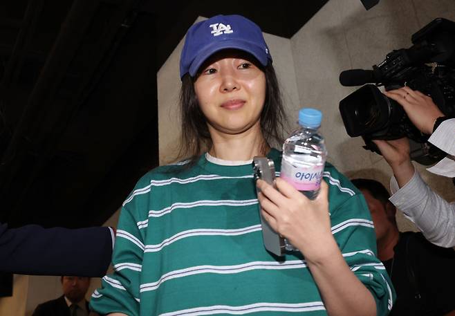 민희진 어도어 대표가 25일 서울 서초구 한국컨퍼런스센터에서 기자회견을 하기 위해 입장하고 있다.&nbsp;