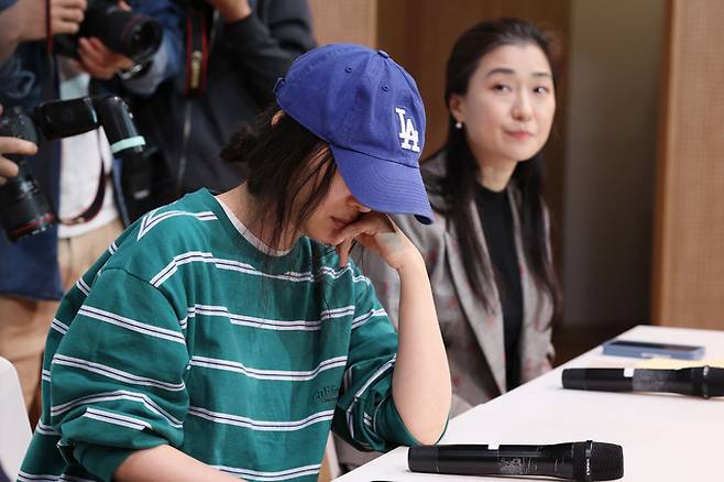 민희진 어도어 대표가 25일 서울 서초구 한국컨퍼런스센터에서 입장을 밝히는 기자회견을 하고 있다.&nbsp;