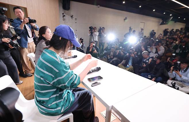 민희진 어도어 대표가 25일 서울 서초구 한국컨퍼런스센터에서 입장을 밝히는 기자회견을 하고 있다.&nbsp;