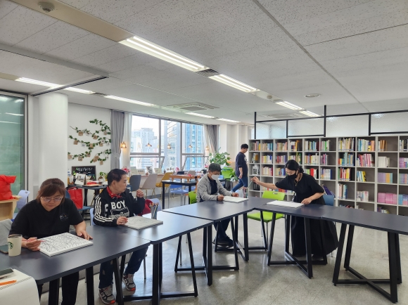 서울 성동구가 지난 23일 개관한 ‘성동 공공 수어도서관’의 모습. 성동구 제공