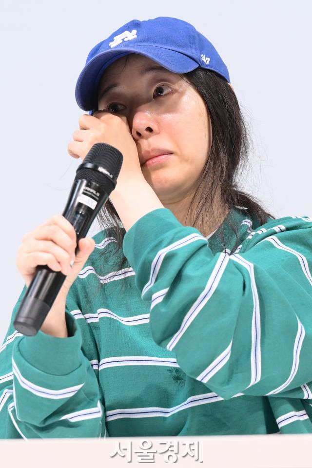 하이브 산하 레이블 어도어 민희진 대표가 25일 오후 서울 강남구 한국컨퍼런스센터에서 진행된 긴급 기자회견에서 눈물을 닦고 있다. 김규빈 기자 2024.04.25