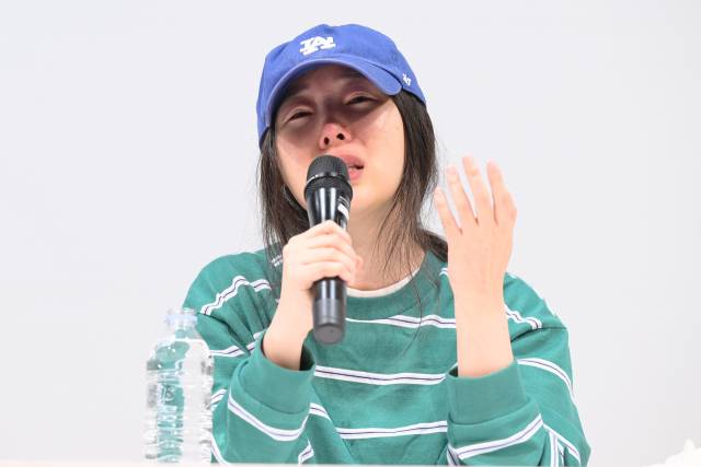 하이브 산하 레이블 어도어 민희진 대표가 25일 오후 서울 강남구 한국컨퍼런스센터에서 진행된 긴급 기자회견에서 눈물을 보이고 있다. 김규빈 기자