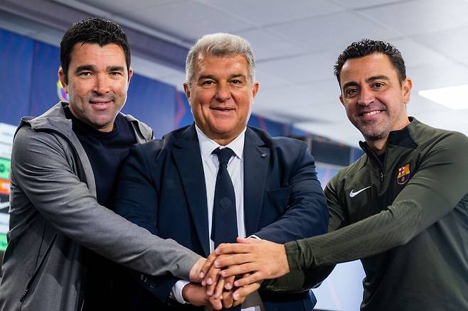 ▲ 차비 에르난데스 감독은 2021년 카타르 알사드를 떠나 바르셀로나 지휘봉을 잡았다. 펩 과르디올라 감독 이후 황금 시대를 열 핵심 인물로 평가됐고 우승컵도 들었지만 모두가 만족할 만한 경기력까지 올라오지 못했다. 계약 기간이 남았던 지난해 1월 2023-24시즌을 끝으로 바르셀로나를 떠나겠다는 말을 했다. 차비 에르난데스 감독은 "난 바르셀로나를 떠날 것이다. 돌아올 수 없는 지점에 도달했다. 이제는 변화가 필요하다. 고위층과도 이야기한 부분이다. 내 결정으로 바르셀로나 구단은 더 나아질 것"이라고 말했다. 차비 에르난데스 감독이 팀을 떠나기로 결정하자 꽤 많은 팀과 연결됐다. 맨체스터 유나이티드, 도르트문트 등 부진했던 팀이 차비 에르난데스 감독을 원한다는 이야기가 있었다. 이 중에선 대한축구협회가 차기 한국 대표팀 감독으로 차비 에르난데스 감독을 지켜보고 있단 설도 있었다