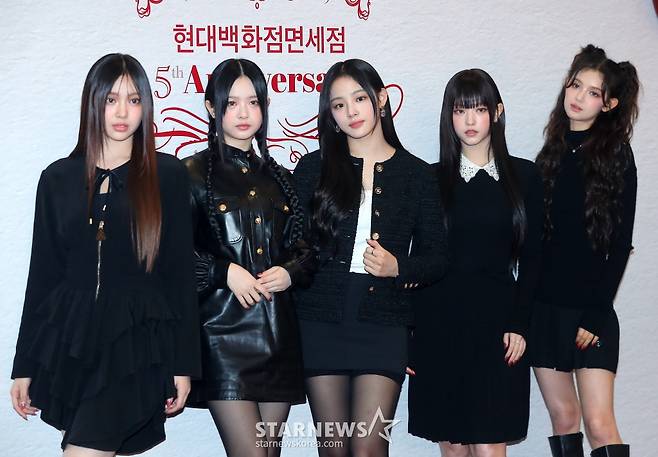 걸그룹 뉴진스가 6일 오전 서울 영등포구 더현대 서울 크리스마스 콘셉트 마을 'H 빌리지'에서 진행된 5주년 기념 행사에 참석해 포즈를 취하고 있다. 2023.11.06 /사진=김창현