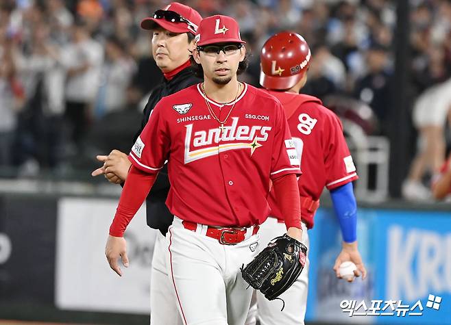 SSG 랜더스 외국인 투수 로버트 더거. 지난 24일 사직 롯데 자이언츠전에서 2.2이닝 7실점으로 뭇매를 맞았다. 시즌 평균자책점은 12.71까지 치솟았다. 사진 김한준 기자