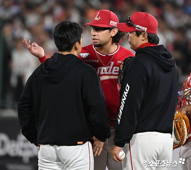 SSG 랜더스 외국인 투수 로버트 더거. 지난 24일 사직 롯데 자이언츠전에서 2.2이닝 7실점으로 뭇매를 맞았다. 시즌 평균자책점은 12.71까지 치솟았다. 사진 김한준 기자