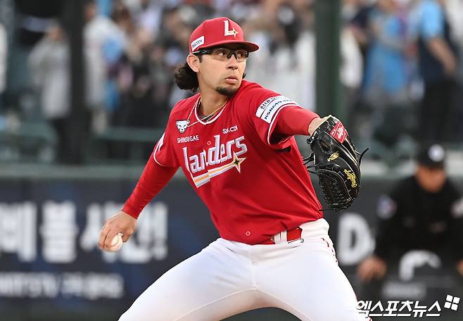 SSG 랜더스 외국인 투수 로버트 더거. 지난 24일 사직 롯데 자이언츠전에서 2.2이닝 7실점으로 뭇매를 맞았다. 시즌 평균자책점은 12.71까지 치솟았다. 사진 김한준 기자