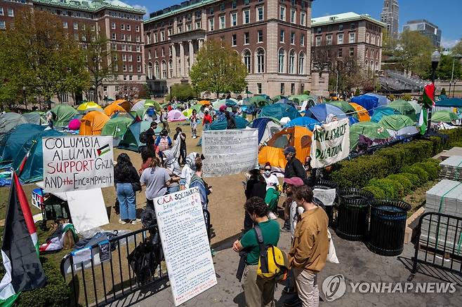 美뉴욕 컬럼비아대의 친팔레스타인 시위대 (뉴욕 로이터=연합뉴스) 24일(현지시간) 미국 뉴욕시의 컬럼비아대에 친팔레스타인 시위대가 설치한 천막. 2024.4.24