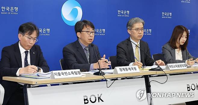 1/4분기 실질 국내총생산 설명하는 신성철 경제통제국장 (서울=연합뉴스) 김주형 기자 = 신성철 한국은행 경제통제국장이 25일 오전 서울 중구 한국은행에서 2024년 1/4분기 실질 국내총생산(GDP)과 관련해 세부 내용을 설명하고 있다. 
    왼쪽부터 이인규 지출국민소득팀장, 신성철 경제통제국장, 강창구 국민소득총괄팀장, 전현정 국민소득총괄팀 과장. 2024.4.25 kjhpress@yna.co.kr
