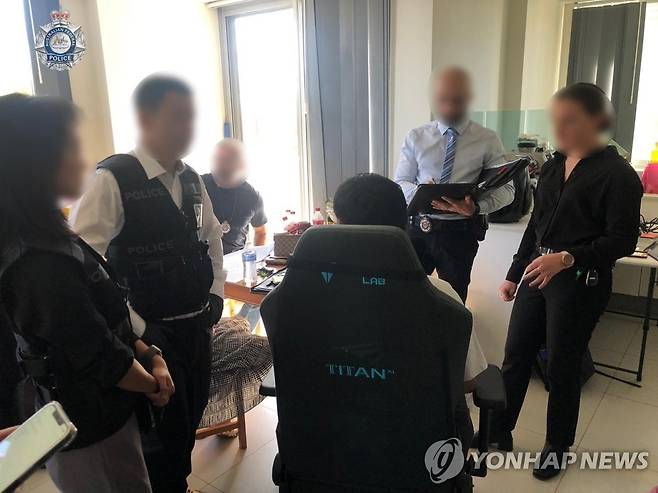 경찰, '제2 n번방' 주범 '엘' 호주서 검거 서울경찰청 사이버범죄수사대는 미성년자 성착취물을 제작·유포한 혐의(아동청소년성보호법 위반 등)를 받는 20대 중반 남성 A씨를 호주 경찰과 공조해 2022년 11월 23일 검거했다. 사진은 호주에서 검거된 '제2 n번방' 주범 '엘'. [연합뉴스 자료사진]