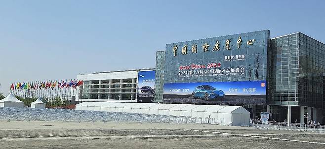 제18회 베이징 모터쇼 전시관 (베이징=연합뉴스) 임성호 기자 = 25일 중국 베이징 국제전람센터 순이관에서 '새로운 시대, 새로운 자동차'를 주제로 열린 제18회 오토차이나(베이징 모터쇼) 전시관 전경. 2024.4.25 sh@yna.co.kr