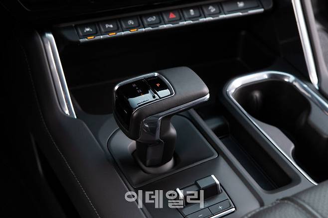 ‘2024 GMC 시에라’ 드날리 트림의 기어 노브.(사진=GMC)