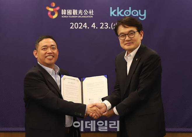 첸밍밍 케이케이데이(KKday) 대표(왼쪽)와 유진호 한국관광공사 관광콘텐츠전략본부장. (사진=한국관광공사)