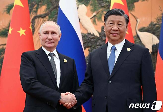 18일(현지시간) 중국 베이징에서 블라디미르 푸틴 러시아 대통령(왼쪽)과 시진핑 중국 국가주석이 손을 잡고 포즈를 취하고 있다. 2023.10.18 ⓒ AFP=뉴스1 ⓒ News1 정지윤 기자