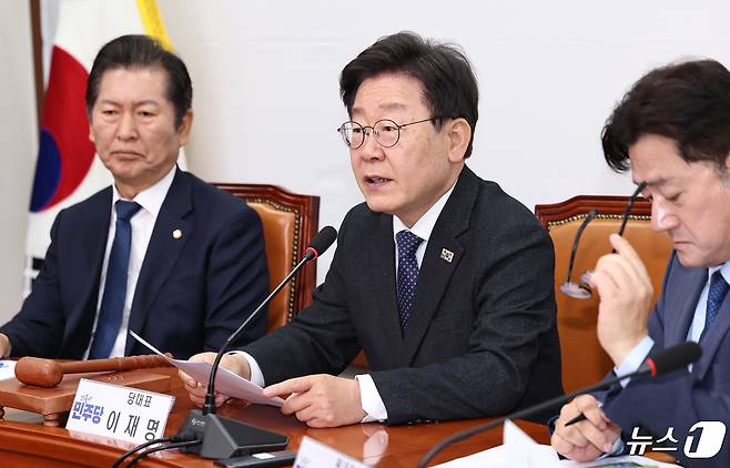 이재명 더불어민주당 대표가 26일 오전 서울 여의도 국회에서 열린 최고위원회의에서 모두발언을 하고 있다. 2024.4.26/뉴스1 ⓒ News1 구윤성 기자