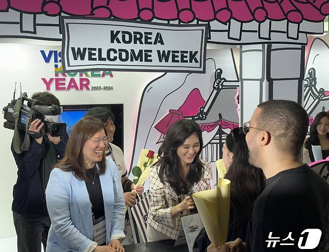 장미란 문화체육관광부 제2차관(왼쪽)과 이부진 한국방문의해위원회 위원장이 외국인 관광객에게 기념품을 나눠주고 있다.ⓒ News1 윤슬빈 기자