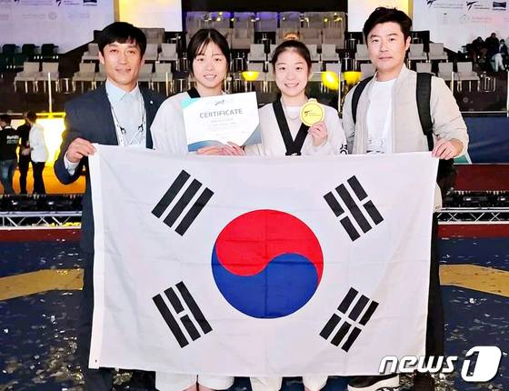 파리 올림픽 출전하게 된 태권도 국가대표 강미르(오른쪽에서 두 번째). (영천시 제공)