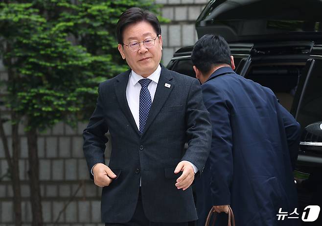 이재명 더불어민주당 대표가 26일 오전 서울 서초구 서울중앙지방법원에서 열린 '대장동 배임·성남FC 뇌물' 관련 특정범죄가중처벌등에관한법률위반(뇌물) 등 공판에 출석하고 있다. 2024.4.26/뉴스1 ⓒ News1 박정호 기자