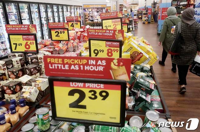 미국 캘리포니아주(州) 로스앤젤레스의 한 슈퍼마켓에 상품이 진열된 모습. 2023.02.13 ⓒ AFP=뉴스1 ⓒ News1 김예슬 기자