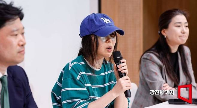 민희진 어도어 대표가 25일 서울 서초구 한국컨퍼런스센터에서 모회사 하이브와의 갈등 사태와 관련해 입장 발표를 하고 있다. 앞서 하이브는 민희진 대표 등 어도어 경영진에 대한 중간 감사 결과를 발표하고, 이들을 업무상 배임 등 혐의로 고발한다고 밝혔다. 사진=강진형 기자aymsdream@