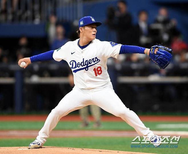미국 프로야구 메이저리그(MLB LA 다저스 선발투수 요시노부 야마모토가 지난달 21일 서울 고척 스카이돔에서 열린 샌디에이고 파드리스와 경기에서 역투하고 있다./스포츠조선