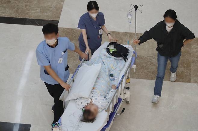 의대 증원을 둘러싼 의정갈등이 장기화하고 있는 가운데 지난 15일 대구의 한 대학병원에서 의료진이 소아환자를 태운 침상을 옮기고 있다. /뉴스1