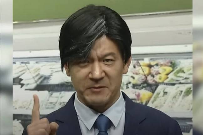 20일 공개된 SNL 코리아 시즌5 배우 이희준 편에서 개그맨 정성호가 조국 조국혁신당 대표를 패러디한 모습으로 등장했다. /쿠팡플레이