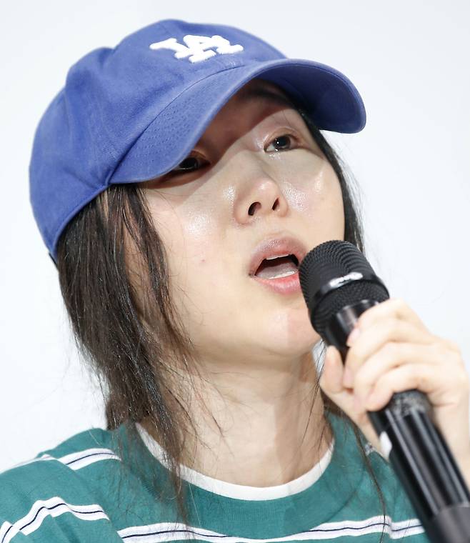 그룹 뉴진스의 소속사 어도어 민희진 대표가 25일 서울 서초구 한국컨퍼런스센터에서 하이브 경영권 탈취 시도와 관련한 배임 의혹 관련 입장을 밝히는 긴급기자회견을 갖고 있다. /뉴스1