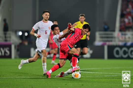 카타르 도하 압둘라 빈 칼리파 스타디움에서 열린 2024 아시아축구연맹(AFC) 23세 이하(U-23) 아시안컵 8강 한국과 인도네시아의 경기. 한국 정상빈이 인도네시아 선수의 수비를 피해 드리블하고 있다. 연합뉴스