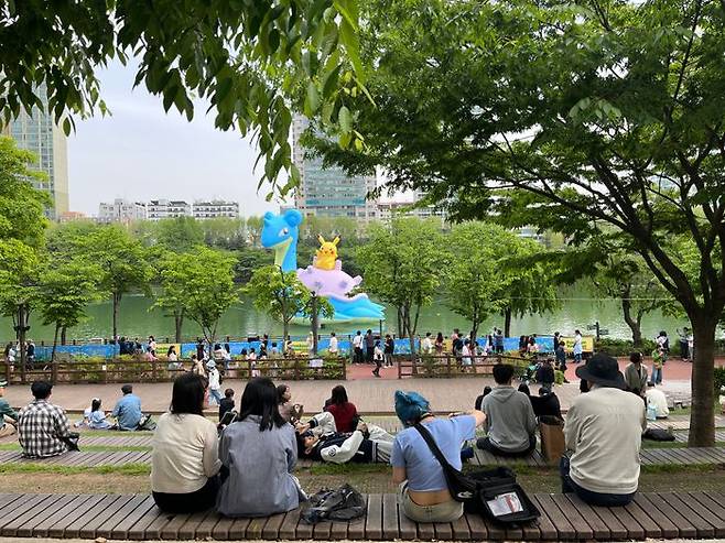 석촌호수 일대에서 관람객들이 대형 풍선 전시를 구경하거나 포켓몬고 게임을 하며 포켓몬 타운 2024를 즐기고 있다. ⓒ데일리안 황지현 기자