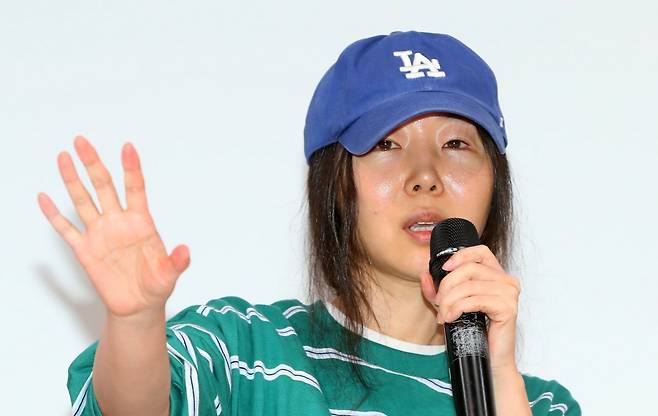 민희진 어도어 대표가 25일 오후 서울 강남구 한국컨퍼런스센터에서 열린 긴급 기자회견에서 입장을 말하고 있다. 2024.04.25. 뉴시스