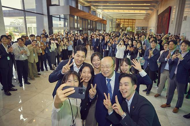 김승연 한화그룹 회장이 25일 서울 영등포구 63빌딩을 방문해 직원들과 ‘셀카’를 촬영하고 있다. 한화 제공