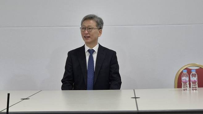 이진원 한국화학공학회 회장이 25일 제주국제컨벤션센터(ICC-JEJU)에서 열린 한국화학공학회 봄 학술대회에서 인터뷰 질문에 답변하고 있다. 제주-박정연 기자 hesse@donga.com