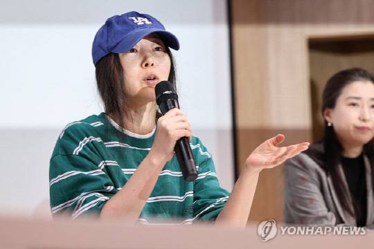 민희진 어도어 대표가 지난 25일 오후 서울 서초구 한국컨퍼런스센터에서 입장 발표 기자회견을 갖고 있다. 사진 연합뉴스.