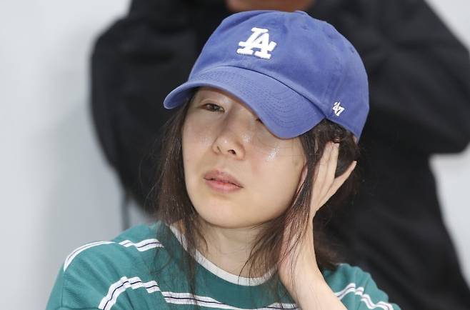 그룹 뉴진스의 소속사 어도어 민희진 대표가 25일 서울 서초구 한국컨퍼런스센터에서 하이브 경영권 탈취 시도와 관련한 배임 의혹에 긴급기자회견을 열었다. 민 대표가 많은 플래시 세례에 고개를 돌리고 있다. 2024.4.25/뉴스1 ⓒ News1 권현진 기자 /사진=뉴스1
