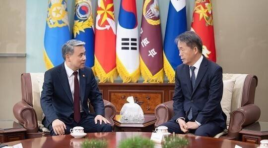 지난해 3월16일 이종섭 당시 국방부 장관(왼쪽)을 예방한 김용원 군인권보호관 겸 위원. 국방부 제공