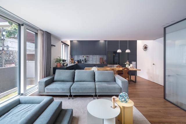 여러 방으로 구획돼 있던 집은 벽을 허물어 넉넉한 오픈 공간을 만들었다. 남궁선 건축사진작가 제공