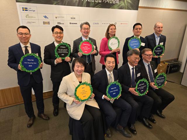 25일 서울 중구 프레스센터에서 열린 2024 한국-스웨덴 녹색전환연합 회원사인 스웨덴 기업 관계자들이 탄소 중립 관련 서약 내용이 담긴 손팻말을 들고 기념사진을 찍고 있다. 뉴스1