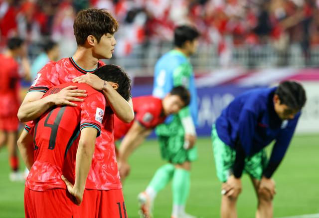 한국 올림픽 대표팀 선수들이 25일(현지시간) 카타르 도하 압둘라 빈 칼리파 스타디움에서 열린 인도네시아와의 2024 아시아축구연맹(AFC) U-23 아시안컵 8강전에서 패한 뒤 아쉬운 마음을 감추지 못하고 있다. 도하(카타르)=뉴시스