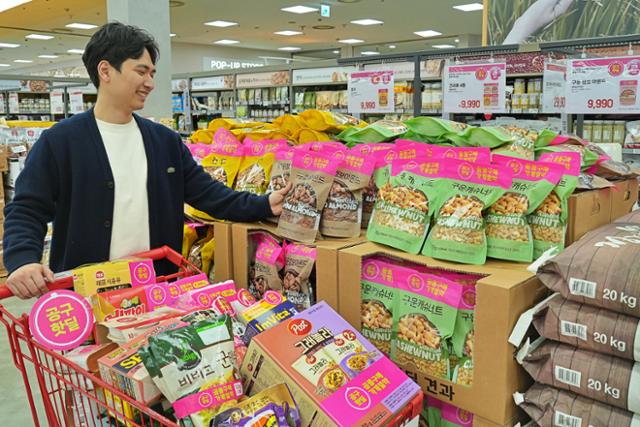 롯데마트 제타플렉스 서울역점에서 고객이 공구핫딜 상품을 살펴보고 있다.