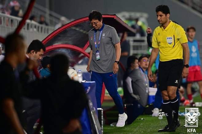 황선홍 올림픽 축구대표팀 감독이 26일 인도네시아와의 2024 AFC U-23 아시안컵 8강 인도네시아전에서 퇴장당한 뒤 경기장을 빠져나가고 있다. 사진=대한축구협회