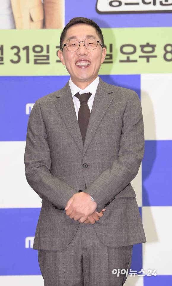 최근 에세이를 낸 방송인 김제동 씨가 문재인 전 대통령이 책방지기로 일하는 '평산책방 1주년 기념행사'에 참석한다. 사진은 김제동이 지난해 10월 27일 오전 서울 마포구 상암동 스탠포드호텔에서 열린 MBC에브리원 새 예능 프로그램 '성지순례' 제작발표회에 참석한 모습. [사진=정소희 기자]