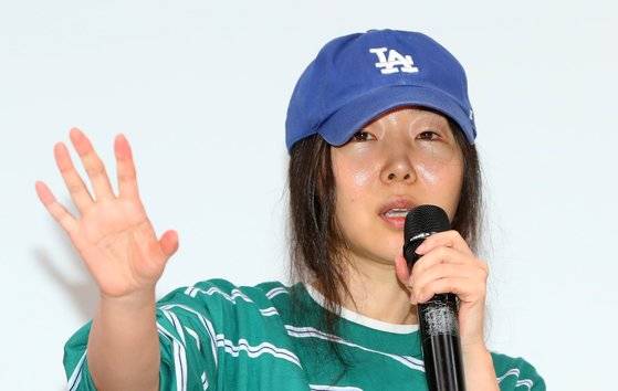 민희진 어도어 대표가 25일 오후 서울 강남구 한국컨퍼런스센터에서 열린 긴급 기자회견에서 입장을 말하고 있다. [뉴시스]