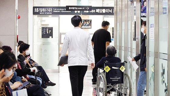 주 1회 외래진료 휴진을 시작한 26일 충남대병원에 환자와 보호자들이 진료를 대기하고 있다. 연합뉴스