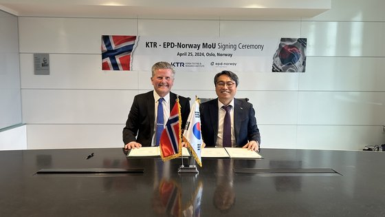 KTR 김현철 원장(오른쪽)이 EPD 노르웨이 하콘 하우안 대표(왼쪽)와 상호 협력을 위한 업무협약을 체결했다.