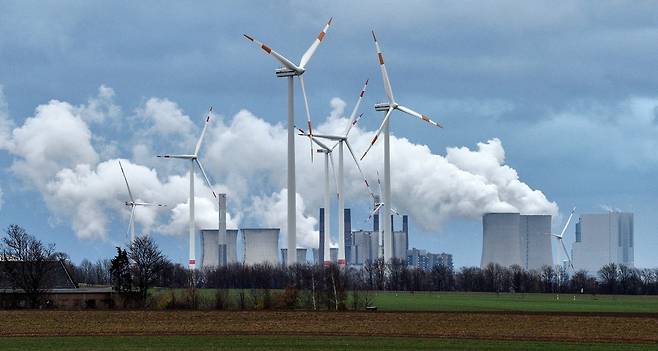 독일 자케라스 인근 석탄 화력발전소 앞에서 풍력발전기가 운영되고 있다.사진=AP 연합뉴스