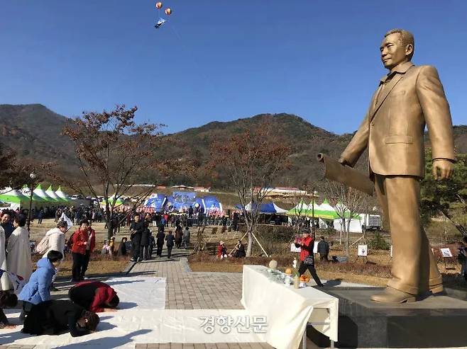 2018년 11월14일 경북 구미 상모동 박정희 전 대통령 생가 인근에서 열린 기념행사에 참석한 이들이 박 전 대통령 동상 앞에서 절을 하고 있다. 이곳에 있는 박정희 전 대통령 동상은 높이 5m로 2011년 11월 성금 6억원을 들여 세워졌다. 백경열 기자