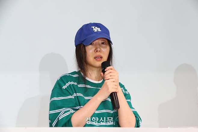 경영권 탈취 의혹을 받고 있는 하이브 산하 레이블 어도어의 민희진 대표가 지난 25일 서울 강남 한국컨퍼런스센터에서 의혹 반박 기자회견을 하고 있다. 이준헌 기자